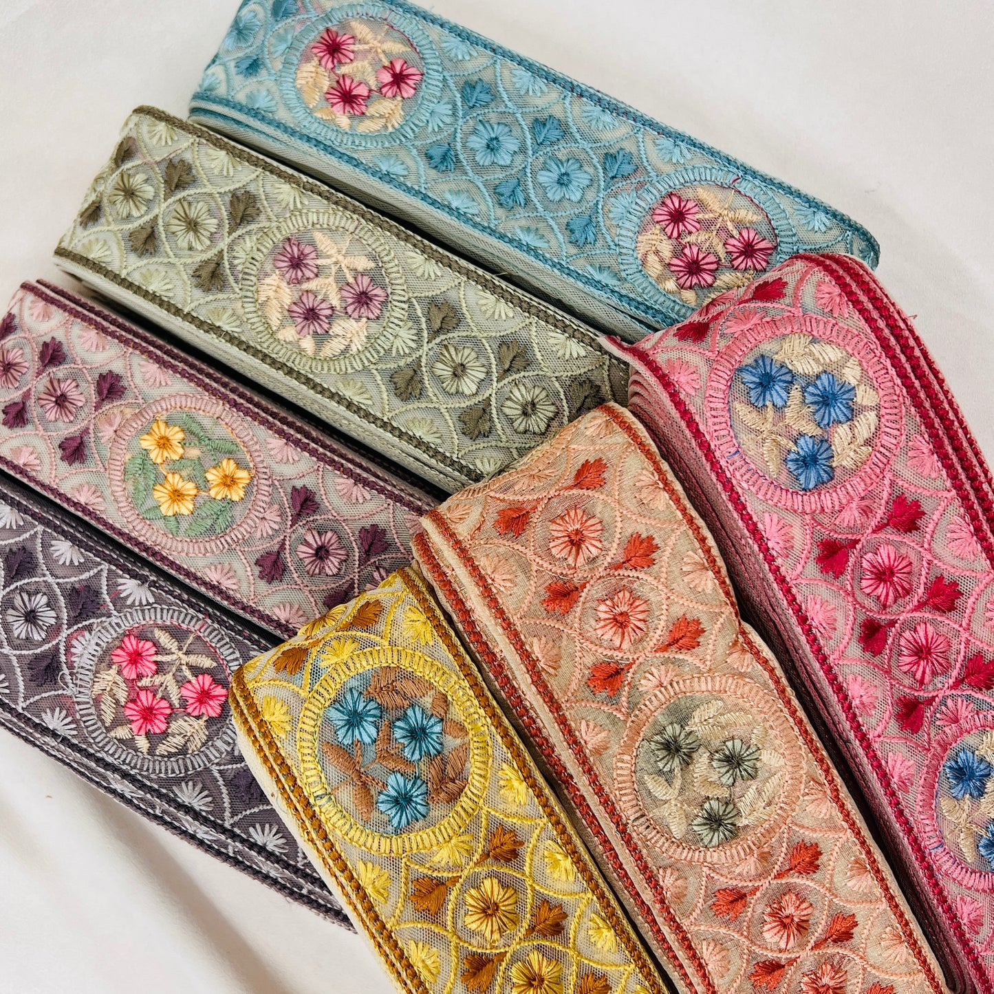 【50cm単位】 刺繍リボン ノンスパンコール エキゾチック風 花とサークル 刺繍リボン チュール他 幅約5.5cm 230815004