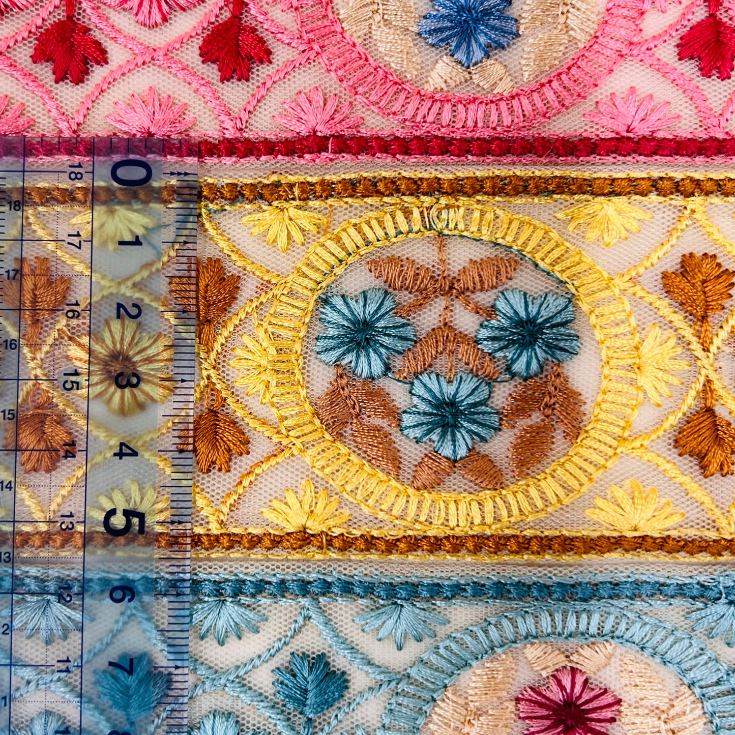【50cm単位】 刺繍リボン ノンスパンコール エキゾチック風 花とサークル 刺繍リボン チュール他 幅約5.5cm 230815004
