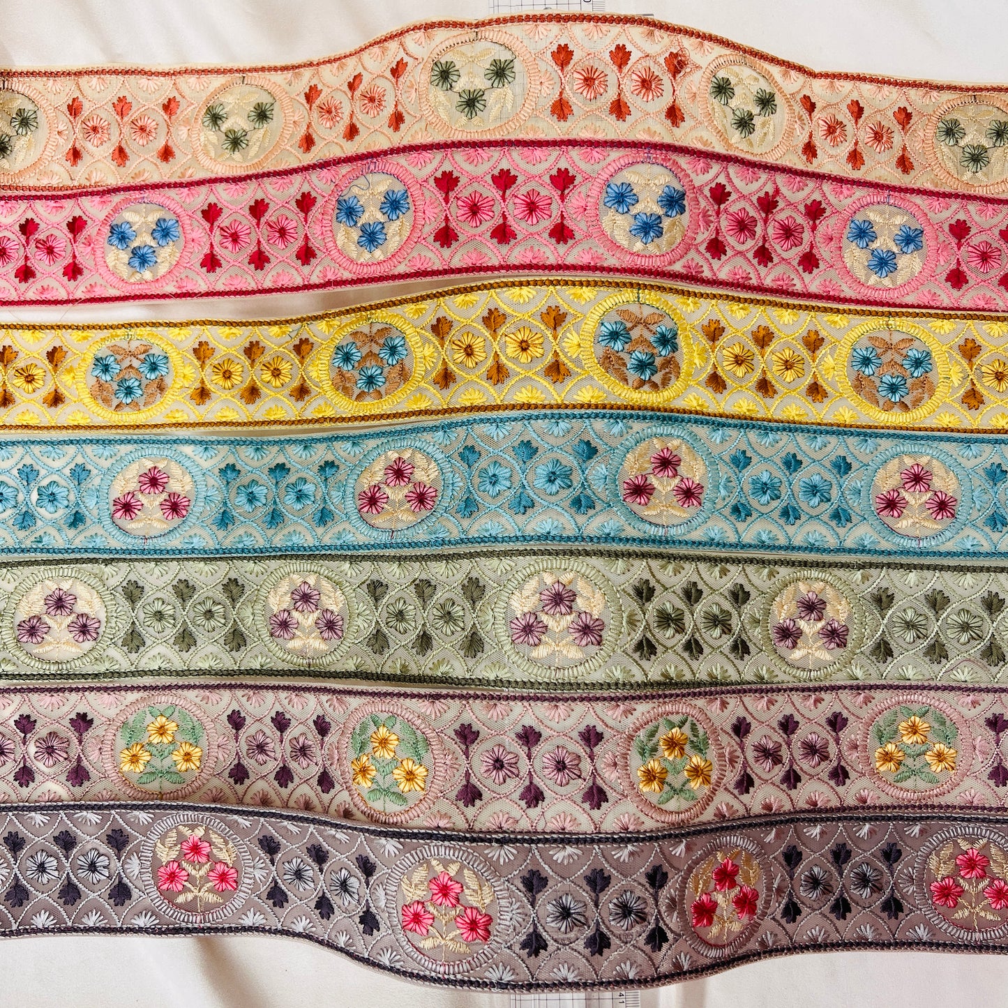 【50cm単位】 刺繍リボン ノンスパンコール エキゾチック風 花とサークル 刺繍リボン チュール他 幅約5.5cm 230815004