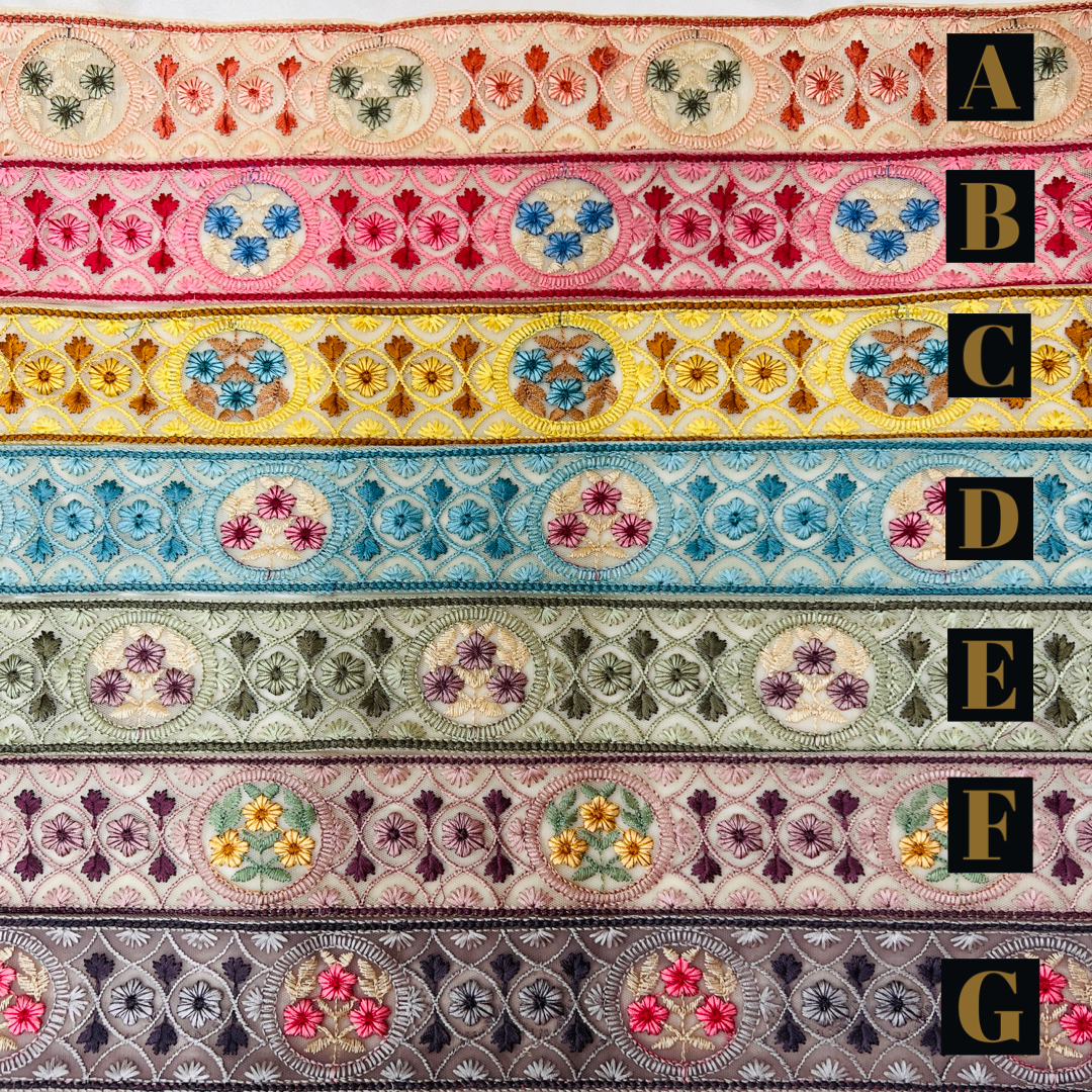 【50cm単位】 刺繍リボン ノンスパンコール エキゾチック風 花とサークル 刺繍リボン チュール他 幅約5.5cm 230815004