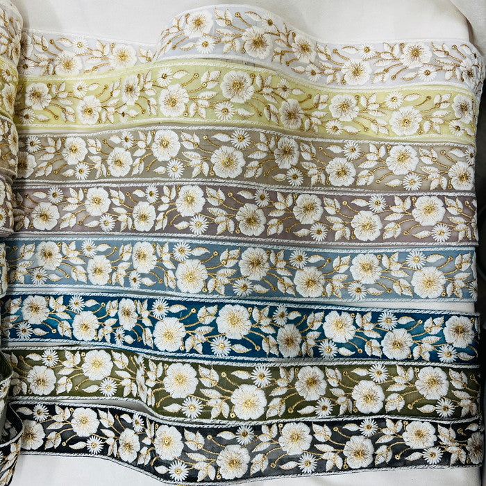 【50cm単位】 刺繍リボン ゴールドと白の共演 心をそっと包み込む 優しい 花柄刺繡リボン チュール 幅約5.6cm 230404008