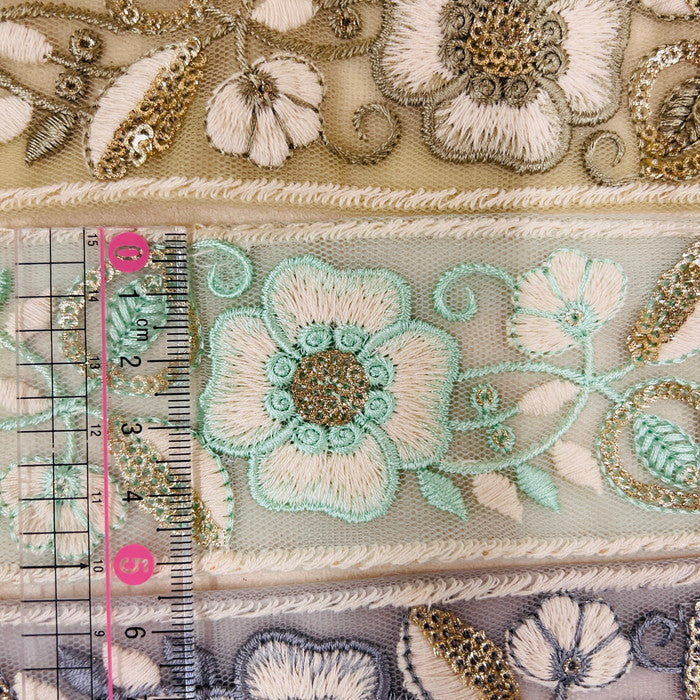 【50cm単位】 刺繍リボン スパンコールが輝く カラーに縁取られた大輪の花 インド刺繡リボン チュール 幅約5.2cm 230404012