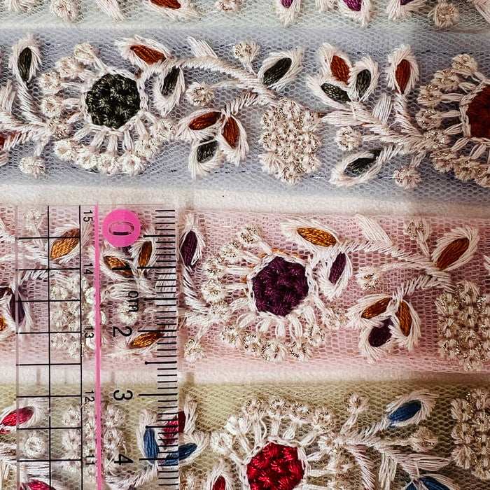 【50cm単位】 刺繍リボン 絵本 の中から やってきた ドロップ のような ポップ で 可愛い 花柄 インド刺繡リボン チュール 幅約2.7cm 230404017