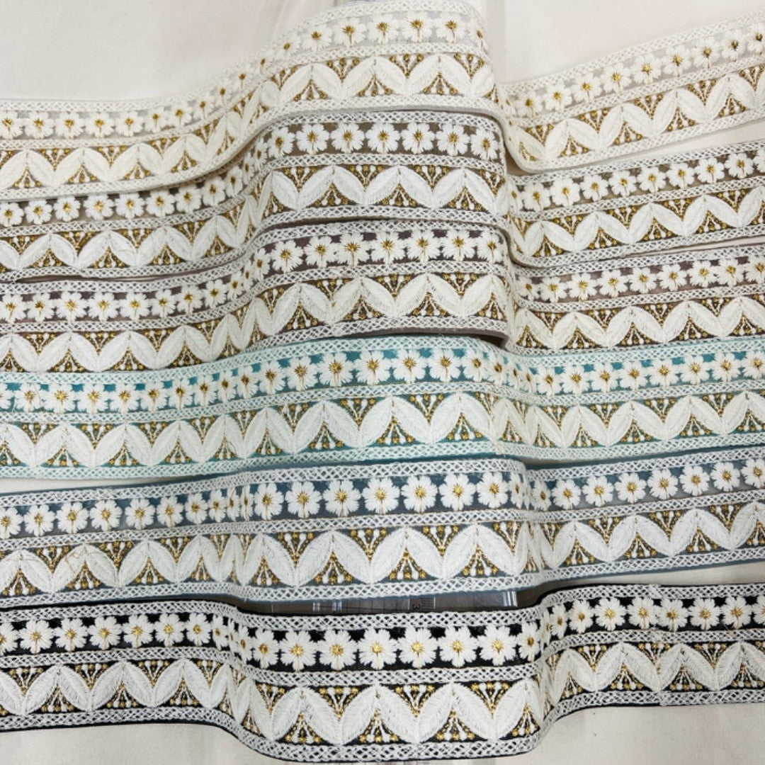 【50cm単位】 刺繡リボン 大人気デザイン 白色に恋する花柄刺繍リボン チュール 幅約5.5cm 230404019