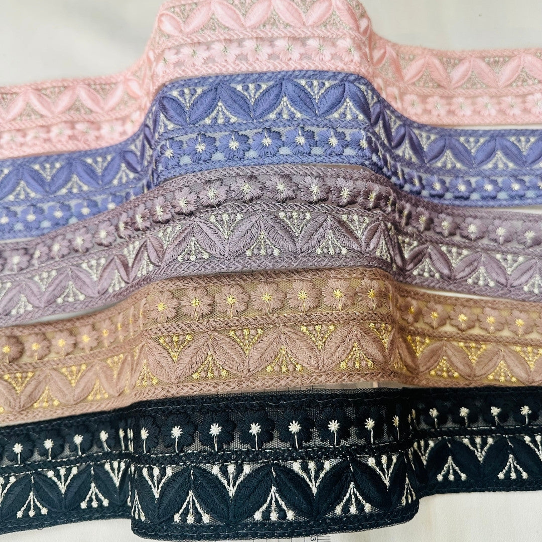 【50cm単位】 刺繡リボン 大人気デザイン 白色に恋する花柄刺繍リボン チュール 幅約5.5cm 230404019