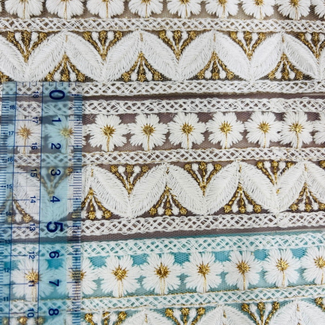 【50cm単位】 刺繡リボン 大人気デザイン 白色に恋する花柄刺繍リボン チュール 幅約5.5cm 230404019