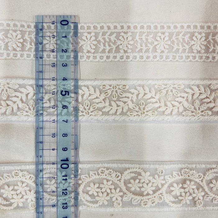 【50cm単位】 刺繍リボン やっとやっと入荷 柔らかオフホワイト チュール ノンスパンコール 幅約2.7cm~約3.3cm 23040626005