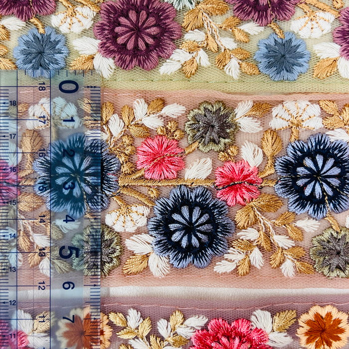 【50cm単位】 刺繍リボン ノンスパンコール 陽の光の中 咲き乱れる花たち チュール 幅約6cm 23040626017