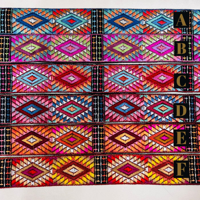 【50cm単位】 刺繍リボン ノンスパンコール ビビットカラーでオシャレ 幾何学模様 布地 幅約4.2cm 23040626018