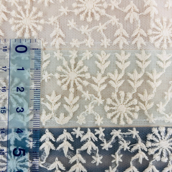 【50cm単位】 刺繍リボン ノンスパンコール 季節外れの贈り物 白い世界① チュール 幅約3.8cm 23040626021