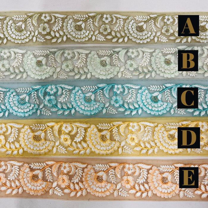 【50cm単位】 刺繍リボン 美しさの条件 空へ羽ばたくように 白い大輪の花① チュール 幅約4.5cm 23040626024