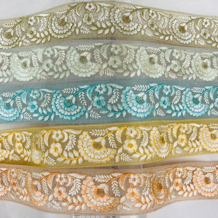 【50cm単位】 刺繍リボン 美しさの条件 空へ羽ばたくように 白い大輪の花① チュール 幅約4.5cm 23040626024