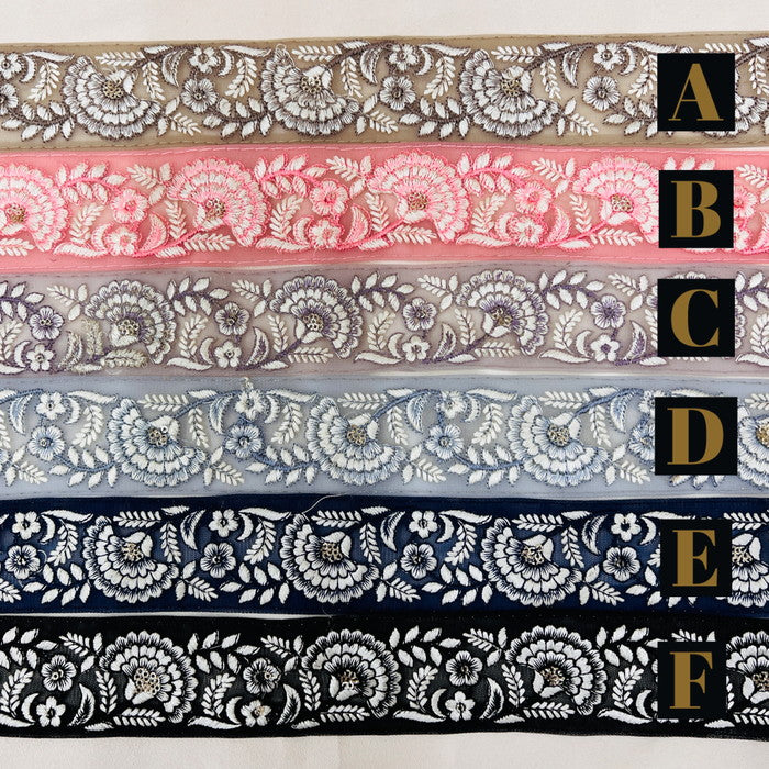 【50cm単位】 刺繍リボン 美しさの条件 空へ羽ばたくように 白い大輪の花② チュール 幅約4.6cm 23040626026