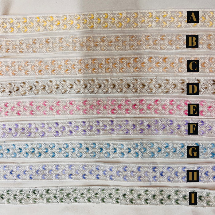 【50cm単位】 刺繍リボン 細幅 ホワイトチュール カラフル双葉 白い蕾を咲かせよう チュール 幅約3.5cm 23040626030