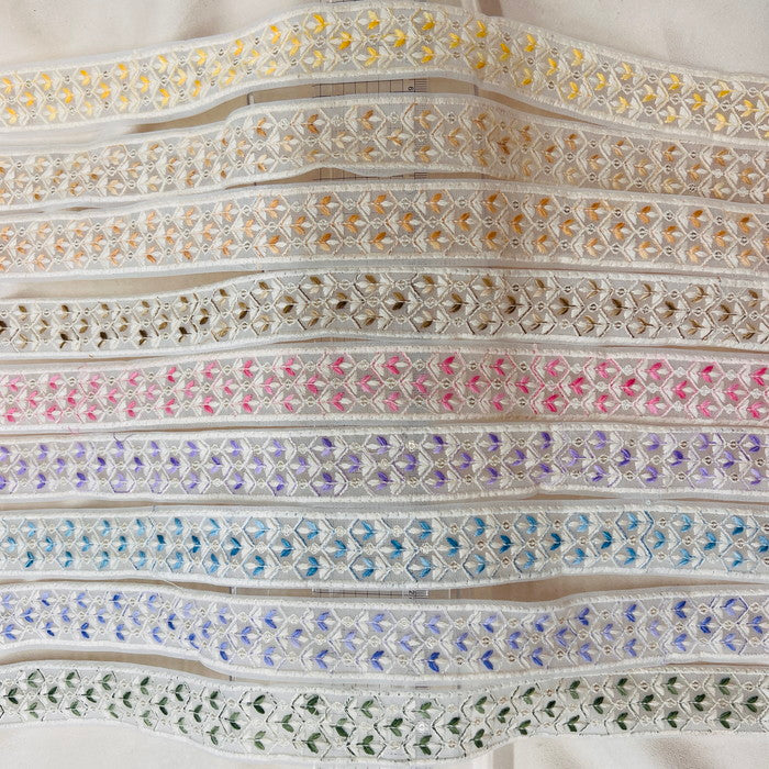 【50cm単位】 刺繍リボン 細幅 ホワイトチュール カラフル双葉 白い蕾を咲かせよう チュール 幅約3.5cm 23040626030