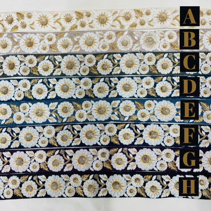 【50cm単位】 刺繍リボン スパンコールが輝く ゴールドの葉に魅せられて 白い花柄 布地 幅約4.3cm 230508004