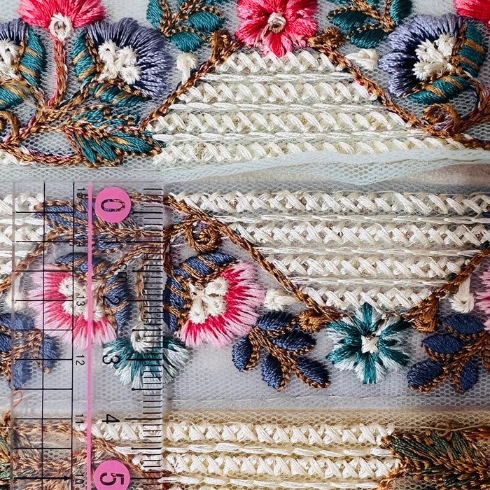 【50cm単位】 刺繍リボン 湖畔に咲く 花のように 色とりどりの 小花たち インド刺繡リボン チュール 幅約3.9cm 230529002