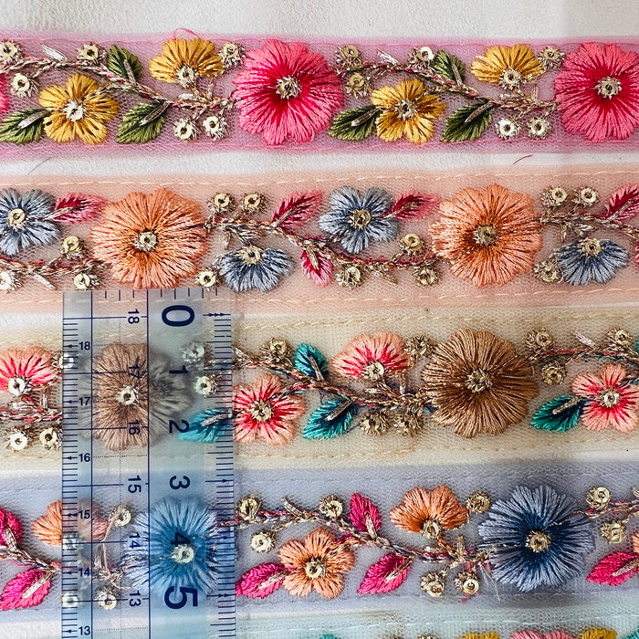 【50cm単位】 刺繍リボン 夏の日差し に映える! くっきりカラフル キュートな花柄 インド刺繡リボン チュール 幅約2.7cm 230529008