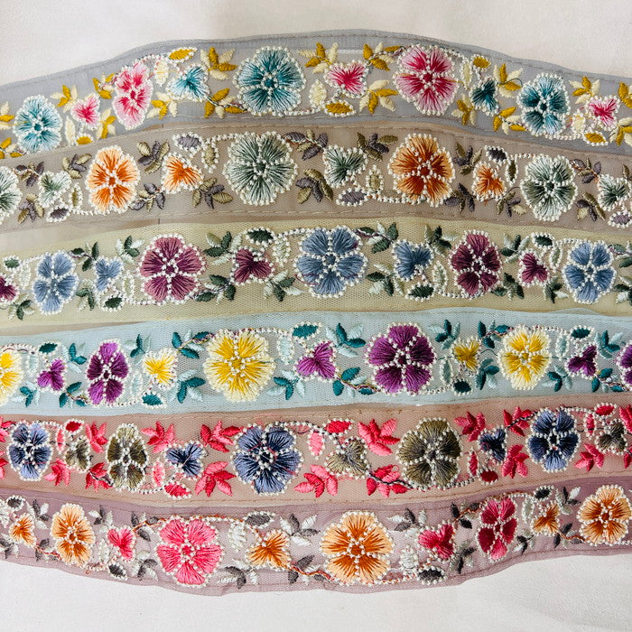 【50cm単位】 刺繍リボン 中間色が今どき 淡い恋の 物語 柔らかい花柄 インド刺繡リボン チュール 幅約3.5cm 230529010