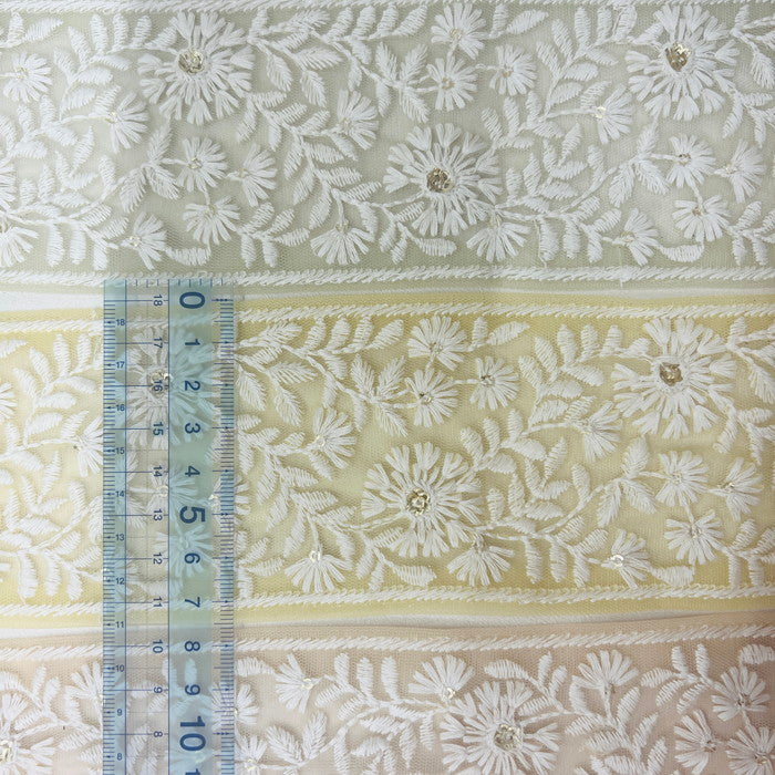【50cm単位】 刺繍リボン 待望 太幅 スパンコールが アクセント 純白の花畑 インド刺繡リボン1 チュール 幅約7.5cm 230529011