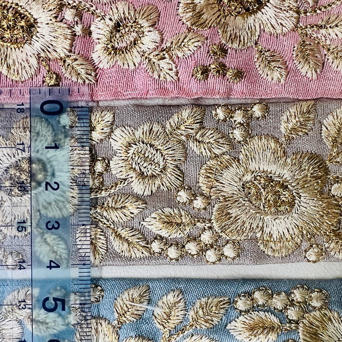 【50cm単位】 刺繍リボン ゴールドで紡ぐ コロンとした花柄 可愛さと美しさの共演 布地 幅約4.1cm 230610004