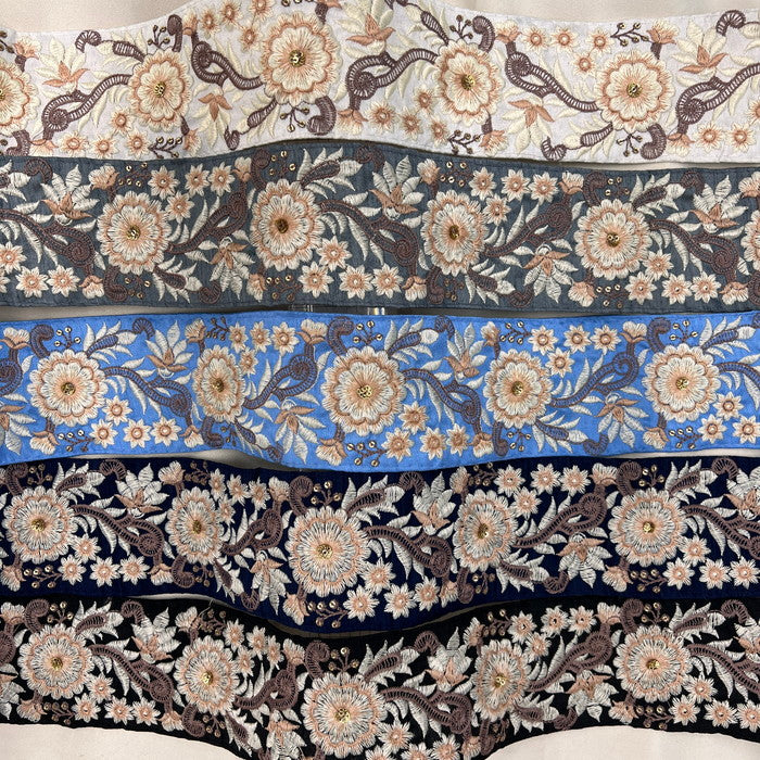 【50cm単位】 刺繍リボン 小さな歯車と車輪のような花柄 生地 スパンコール 幅約7.6cm 23072201