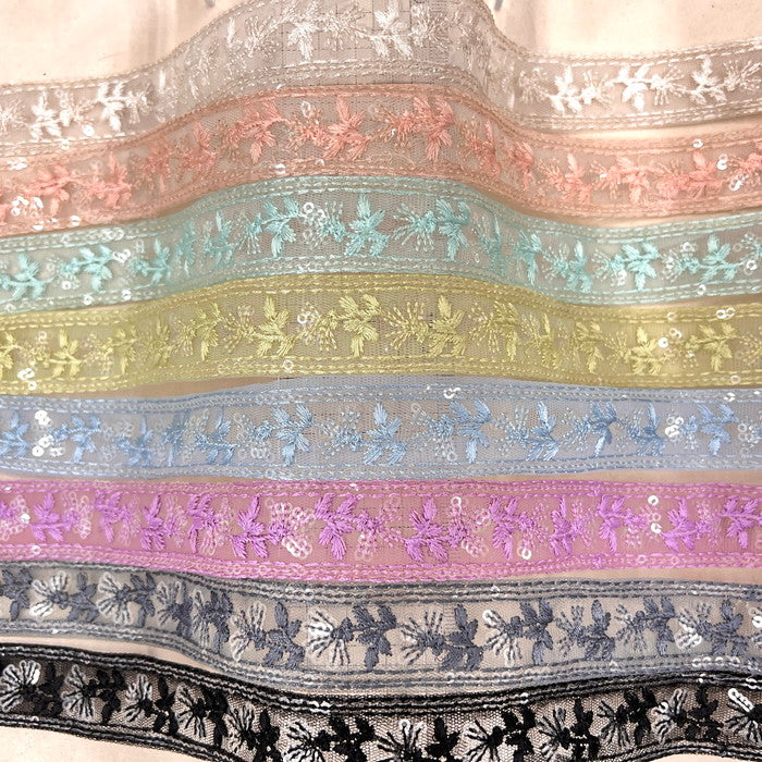 【50cm単位】 刺繡リボン 細幅 スパンコール キラキラ眩しい 幸せ気分のオニタビラコ チュール 幅約2.6cm 230722006