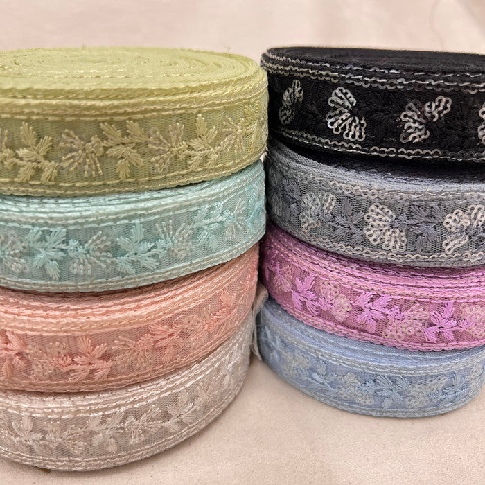 【50cm単位】 刺繡リボン 細幅 スパンコール キラキラ眩しい 幸せ気分のオニタビラコ チュール 幅約2.6cm 230722006
