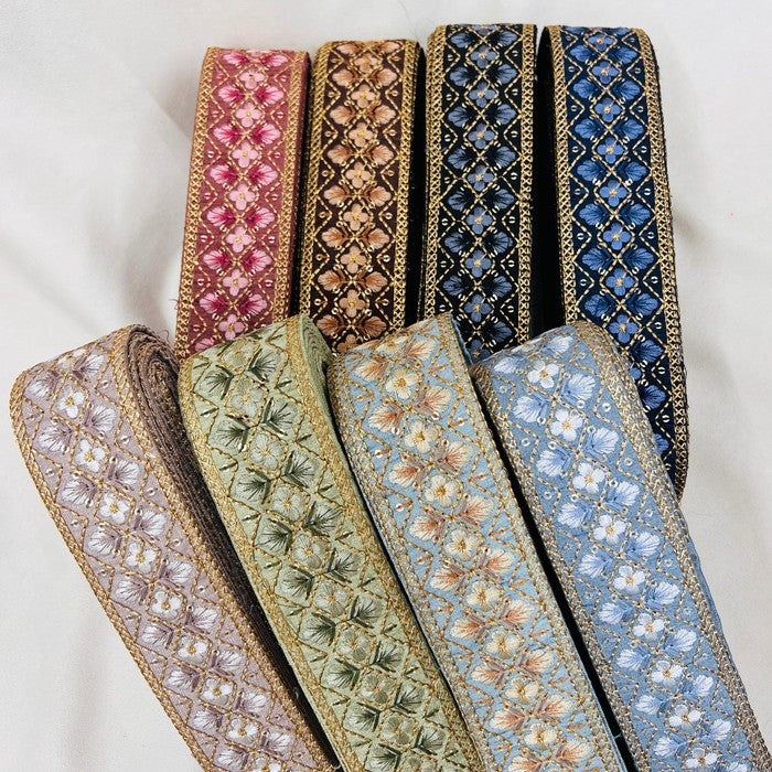 刺繍リボン-【50cm単位】 刺繍リボン 再再再入荷!! キラキラ金糸 大人気格子花柄 布地 幅約4.6cm 230722007-心が躍る刺繍リボン屋 by船場マップ