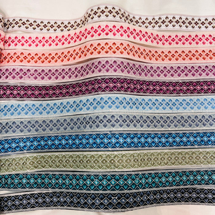 【50cm単位】 刺繍リボン 再再再入荷!! 控えめ白糸 大人気格子花柄 布地 幅約4.8cm 230722008