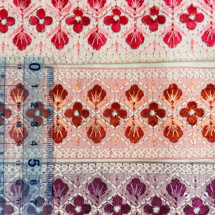 【50cm単位】 刺繍リボン 再再再入荷!! 控えめ白糸 大人気格子花柄 布地 幅約4.8cm 230722008