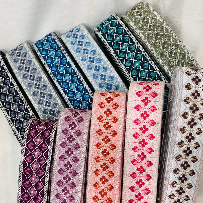 【50cm単位】 刺繍リボン 再再再入荷!! 控えめ白糸 大人気格子花柄 布地 幅約4.8cm 230722008