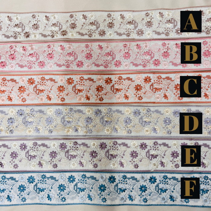 【50cm単位】 刺繍リボン スパンコールが光る 幾何学と小花柄のコラボ② 布地 幅約6.3cm 230727003