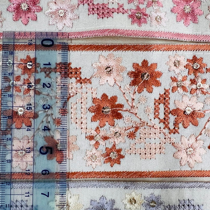 【50cm単位】 刺繍リボン スパンコールが光る 幾何学と小花柄のコラボ② 布地 幅約6.3cm 230727003