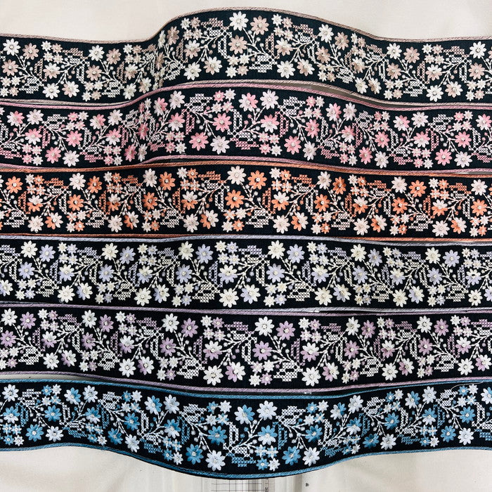 【50cm単位】 刺繍リボン スパンコールが光る 幾何学と小花柄のコラボ① 布地 幅約6.2cm 230727004
