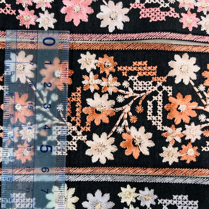 【50cm単位】 刺繍リボン スパンコールが光る 幾何学と小花柄のコラボ① 布地 幅約6.2cm 230727004