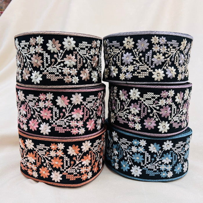 【50cm単位】 刺繍リボン スパンコールが光る 幾何学と小花柄のコラボ① 布地 幅約6.2cm 230727004