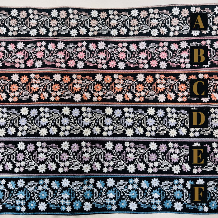 【50cm単位】 刺繍リボン スパンコールが光る 幾何学と小花柄のコラボ① 布地 幅約6.2cm 230727004