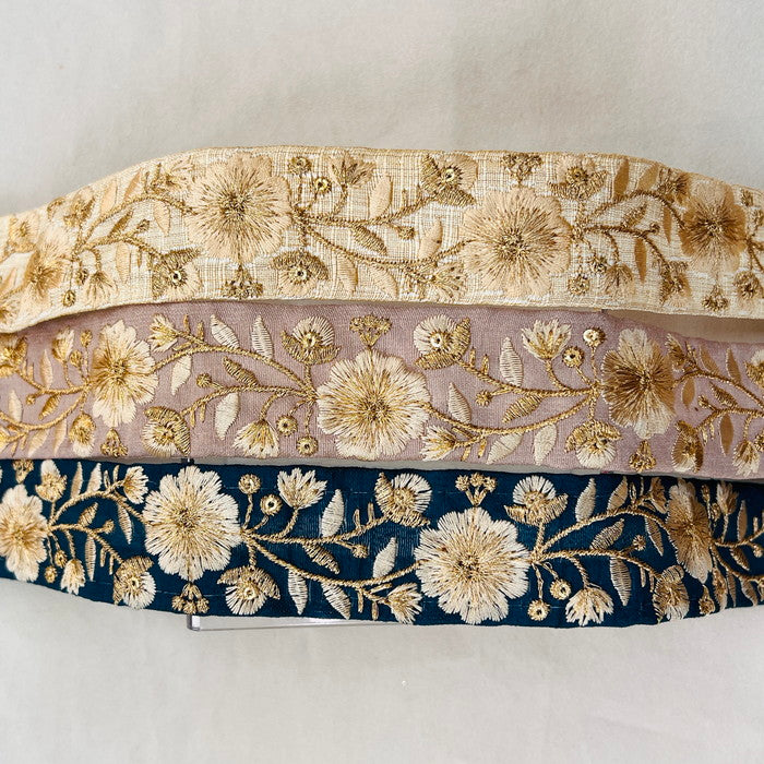 【50cm単位】 刺繍リボン 大人気で再入荷 ゴールド糸で紡ぐ 華やかな花の奏で 刺繍リボン 布地 幅約3.3cm 2308010001