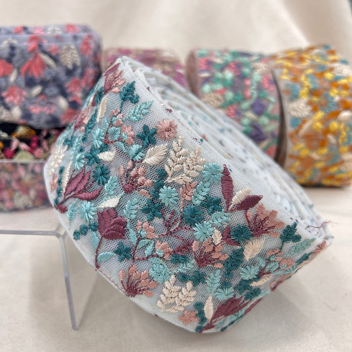 【50cm単位】 刺繍リボン チュールに広がる生い茂るハーブの庭 ノンスパンコール 刺繍リボン チュール 幅約6.5cm 230801001