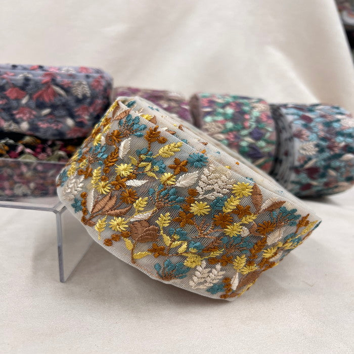 【50cm単位】 刺繍リボン チュールに広がる生い茂るハーブの庭 ノンスパンコール 刺繍リボン チュール 幅約6.5cm 230801001