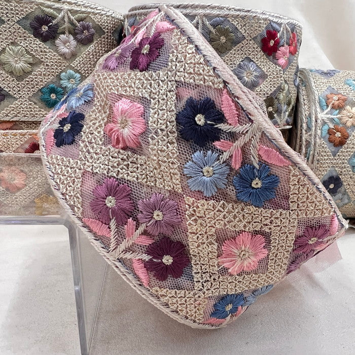 【50cm単位】 刺繍リボン スパンコールいっぱい キラキラ煌めく枠取りに埋まる小花 刺繍リボン チュール 幅約6.5cm 230801002