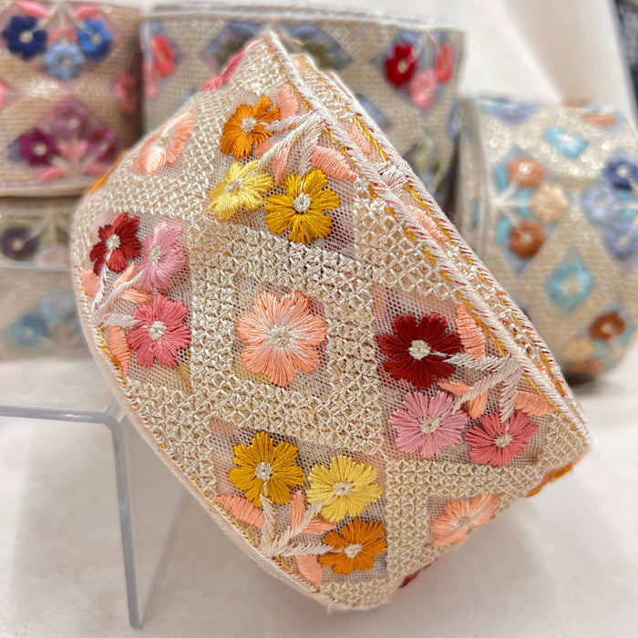 【50cm単位】 刺繍リボン スパンコールいっぱい キラキラ煌めく枠取りに埋まる小花 刺繍リボン チュール 幅約6.5cm 230801002