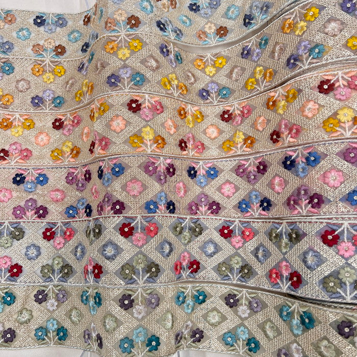 【50cm単位】 刺繍リボン スパンコールいっぱい キラキラ煌めく枠取りに埋まる小花 刺繍リボン チュール 幅約6.5cm 230801002
