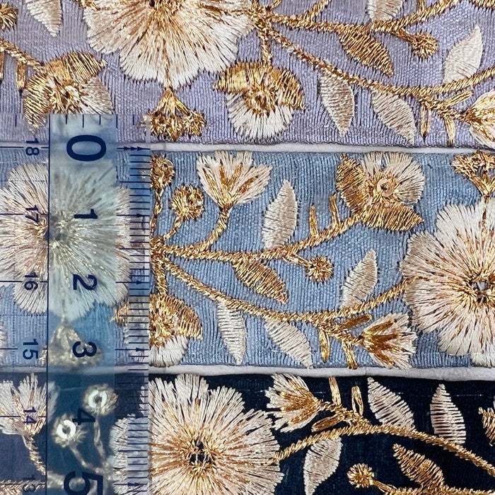 【50cm単位】 刺繍リボン 大人気で再入荷 ゴールド糸で紡ぐ 華やかな花の奏で 刺繍リボン 布地 幅約3.3cm 2308010001