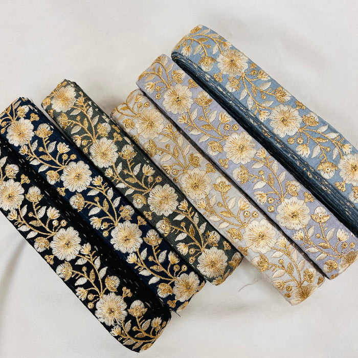 【50cm単位】 刺繍リボン 大人気で再入荷 ゴールド糸で紡ぐ 華やかな花の奏で 刺繍リボン 布地 幅約3.3cm 2308010001