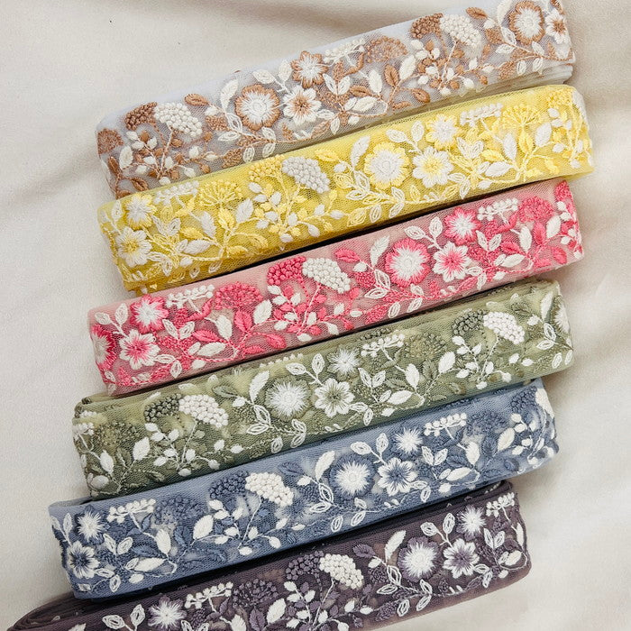 【50cm単位】 刺繍リボン ノンスパンコール 同系色の糸で紡ぐ花柄 溢れ出す美しさ 刺繍リボン チュール 幅約3.8cm 230815003