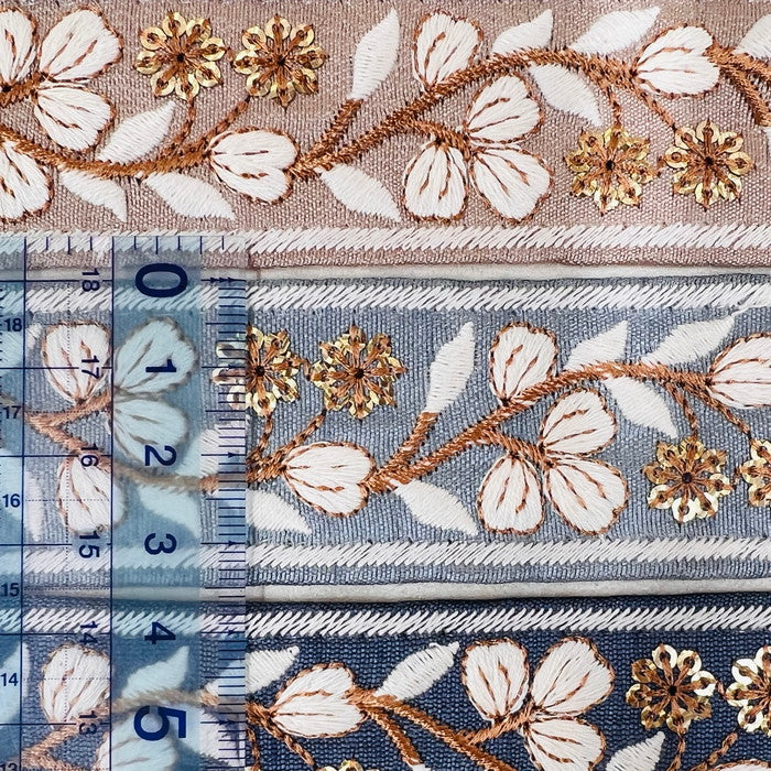 【50cm単位】 刺繍リボン 白い花が美しい スパンコールの花がアクセント 刺繍リボン 布地 幅約3.5cm 230815006