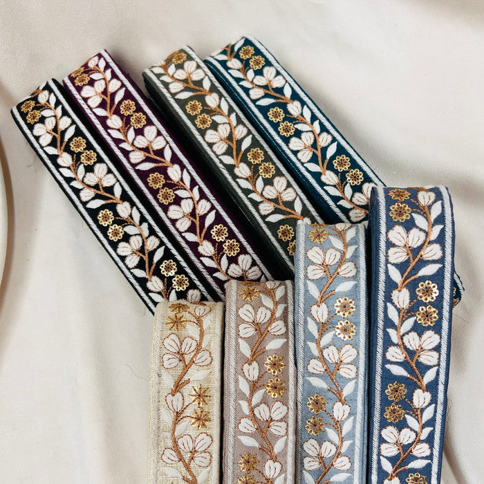 【50cm単位】 刺繍リボン 白い花が美しい スパンコールの花がアクセント 刺繍リボン 布地 幅約3.5cm 230815006