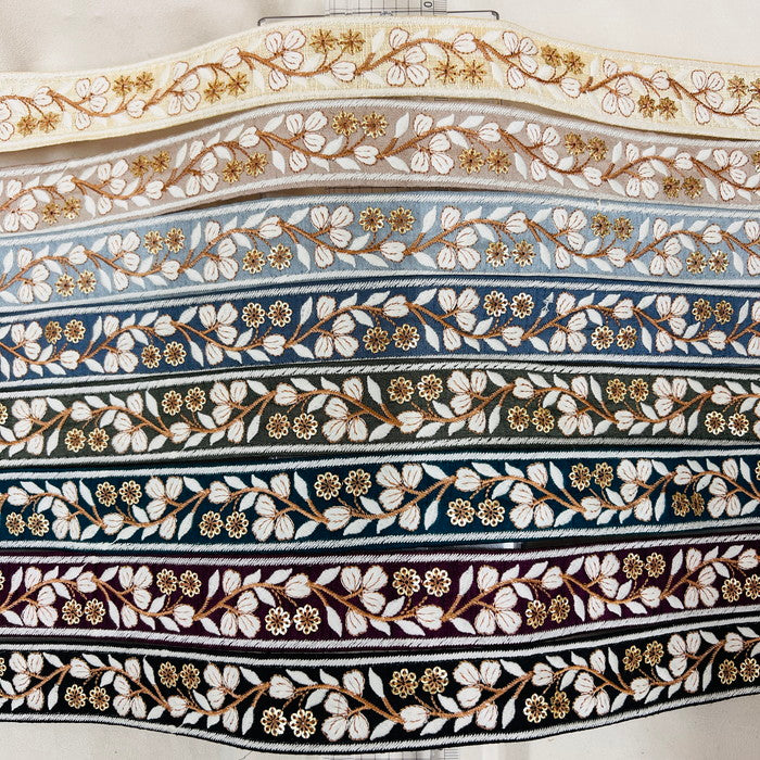 【50cm単位】 刺繍リボン 白い花が美しい スパンコールの花がアクセント 刺繍リボン 布地 幅約3.5cm 230815006